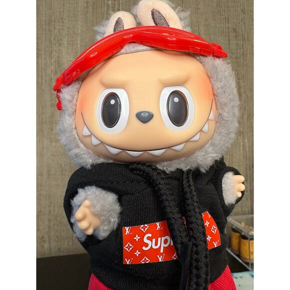 Labubu "Sea Salt Coconut" w/ Supreme Outfit and Skis - Picture 2 of 6